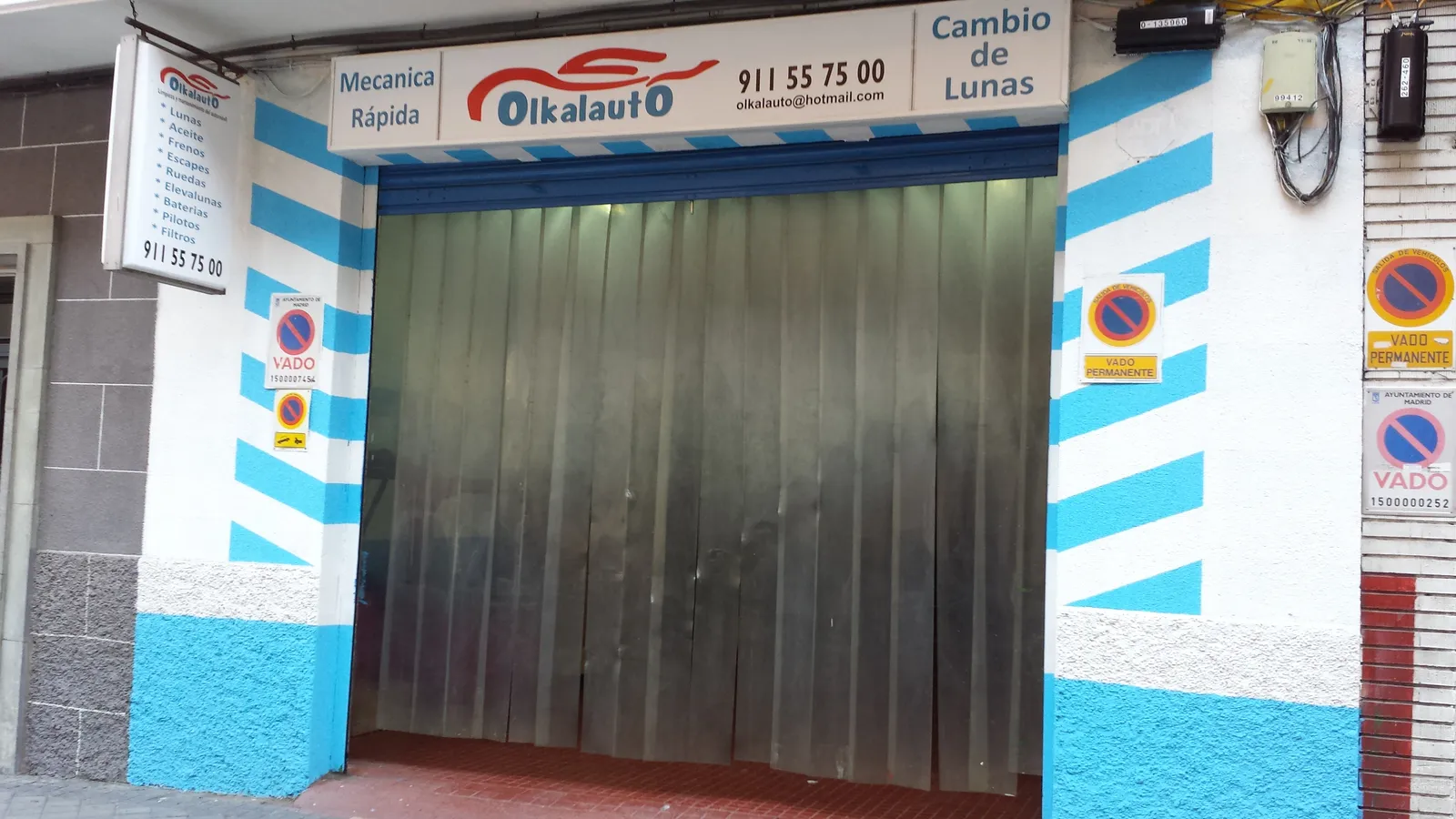 La nave de mecánica rápida y cambio de lunas, con su rótulo y la cortina bajada