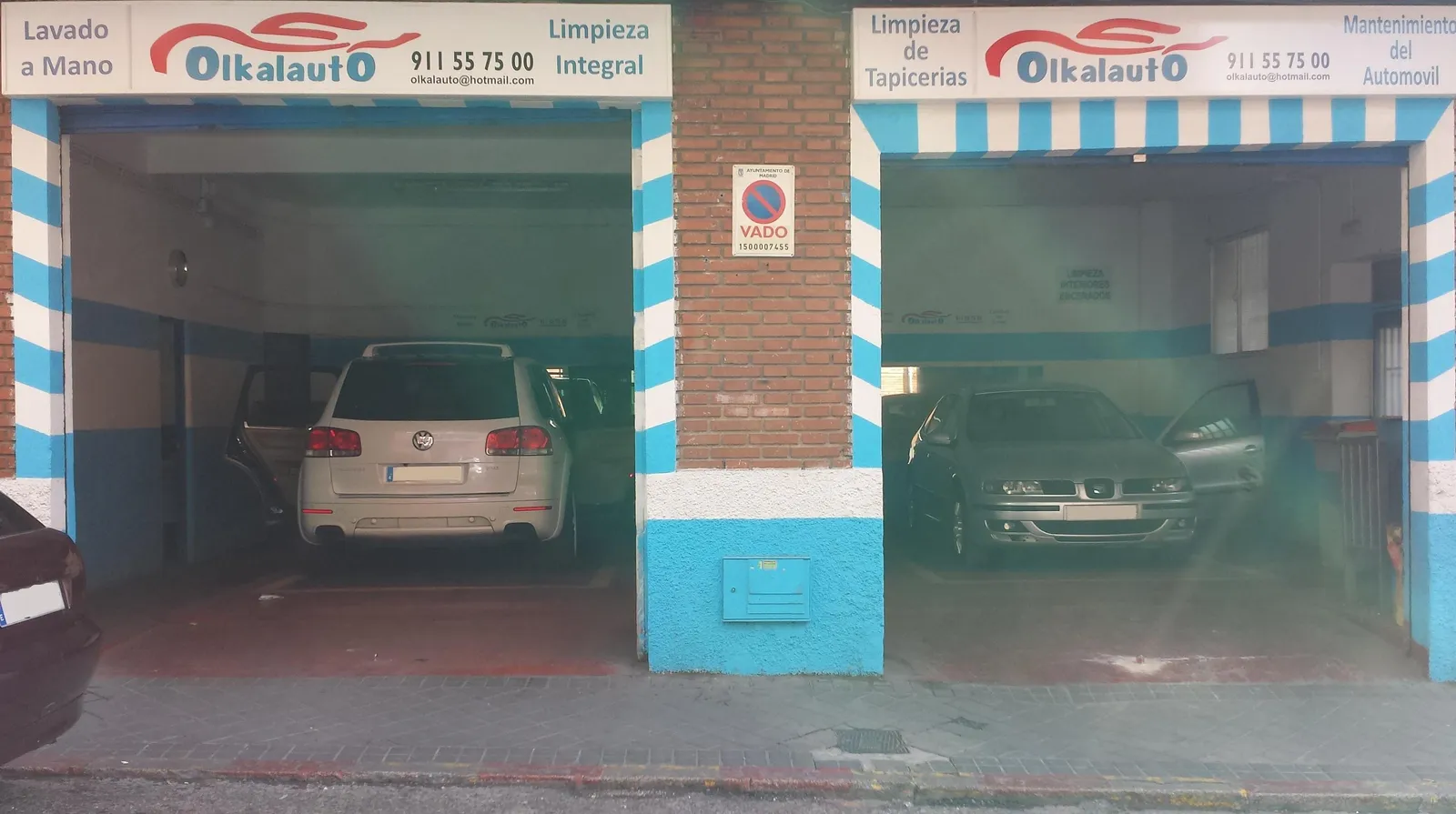 Las dos naves, de lavado a mano y de tapicerías, con un coche dentro de cada una